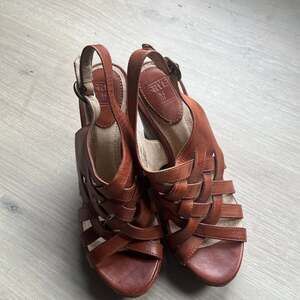Frye Corrina Women's Strappy Brown Leather Platform Wedge Sandal Size 9M